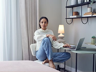 Craft Mobile BXT Woman Crosslegged Computer